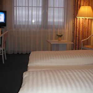 Zimmer mit Kingsize-Bett